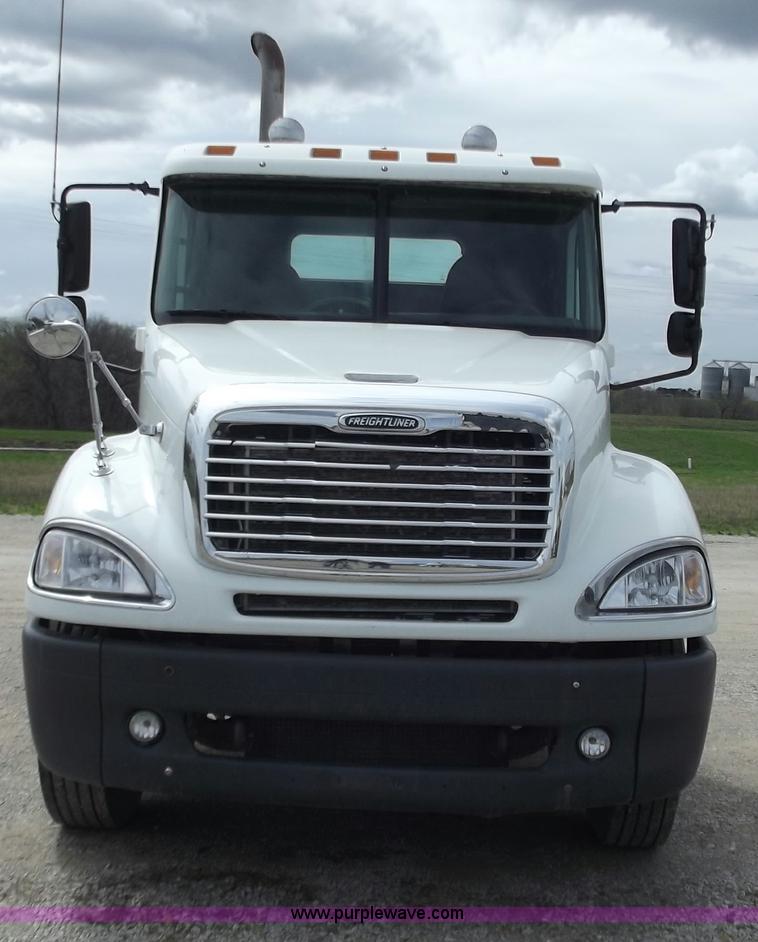 image for item D3768 2005 Freightliner Columbia CL120 semi truck