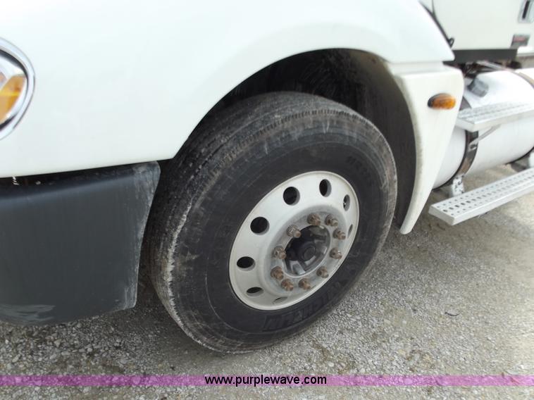 image for item D3768 2005 Freightliner Columbia CL120 semi truck