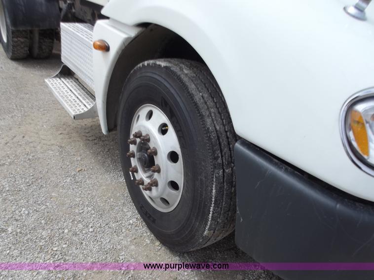 image for item D3768 2005 Freightliner Columbia CL120 semi truck