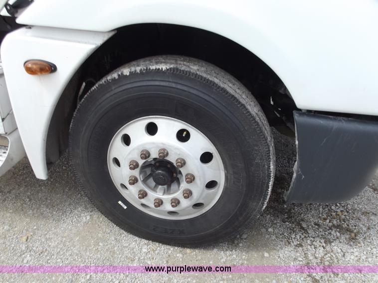 image for item D3768 2005 Freightliner Columbia CL120 semi truck