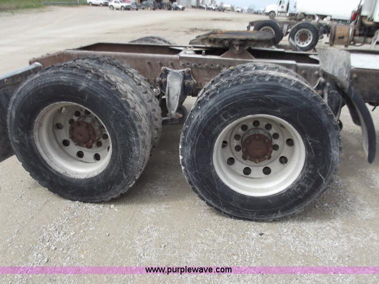 image for item D3768 2005 Freightliner Columbia CL120 semi truck