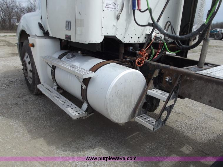 image for item D3768 2005 Freightliner Columbia CL120 semi truck