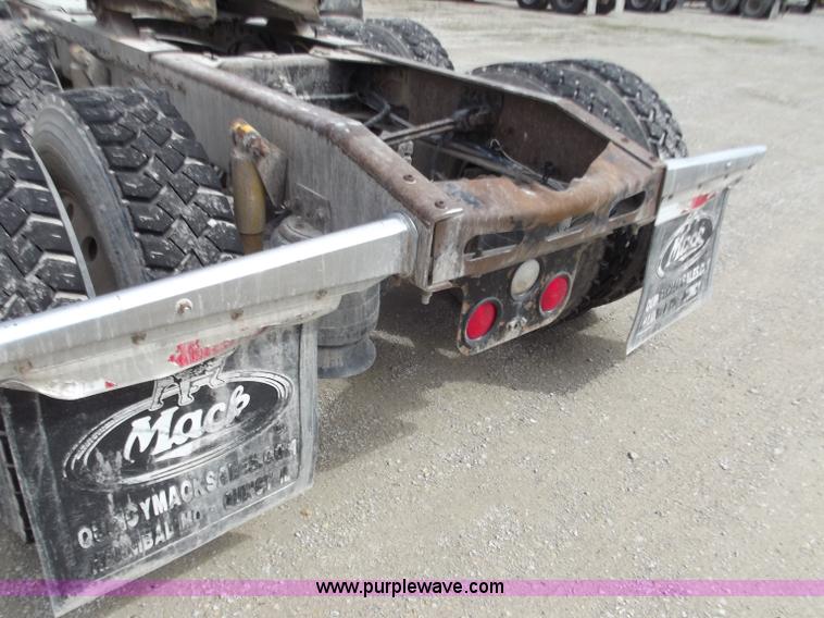 image for item D3768 2005 Freightliner Columbia CL120 semi truck