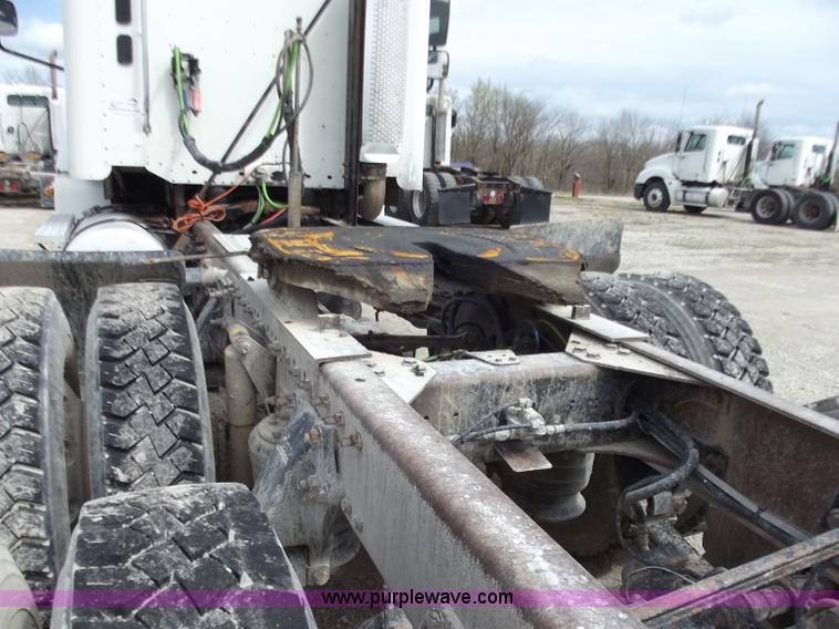 image for item D3768 2005 Freightliner Columbia CL120 semi truck