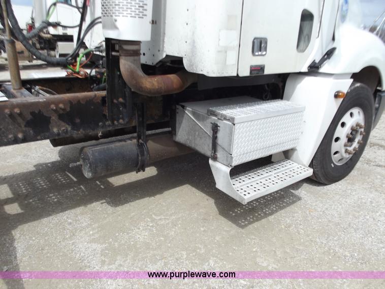 image for item D3768 2005 Freightliner Columbia CL120 semi truck