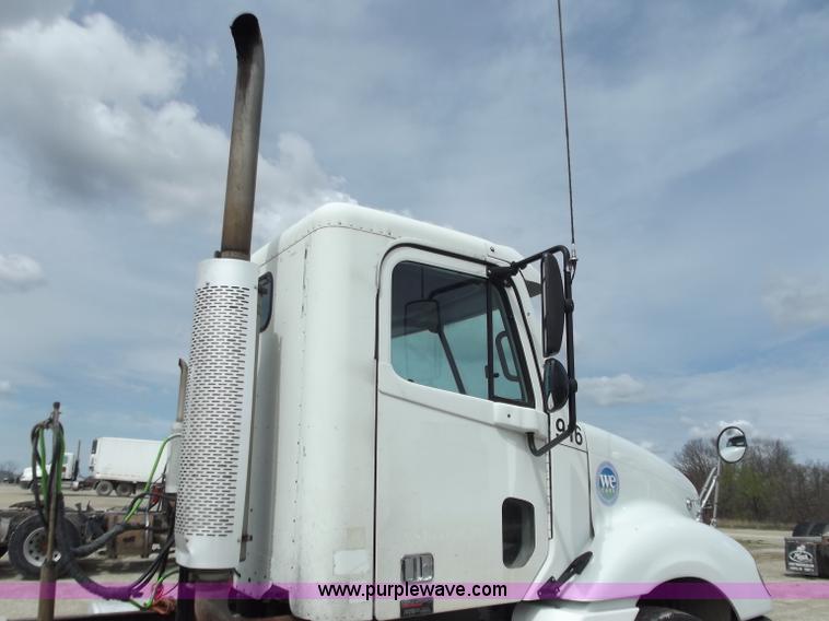 image for item D3768 2005 Freightliner Columbia CL120 semi truck