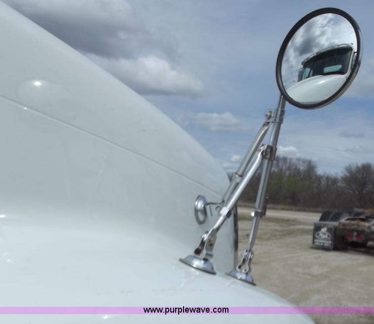 image for item D3768 2005 Freightliner Columbia CL120 semi truck