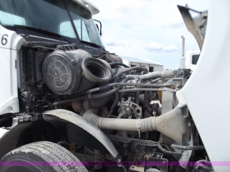 image for item D3768 2005 Freightliner Columbia CL120 semi truck