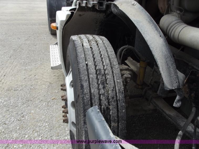 image for item D3768 2005 Freightliner Columbia CL120 semi truck