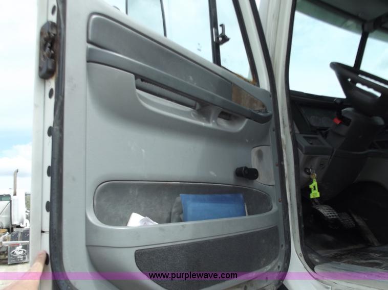 image for item D3768 2005 Freightliner Columbia CL120 semi truck