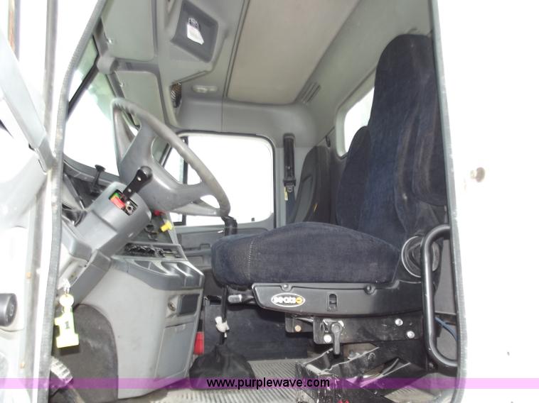 image for item D3768 2005 Freightliner Columbia CL120 semi truck