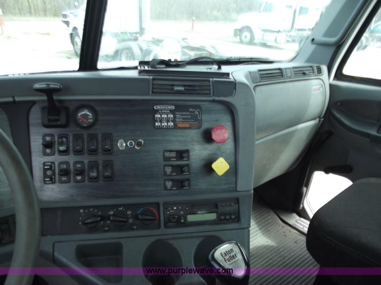 image for item D3768 2005 Freightliner Columbia CL120 semi truck