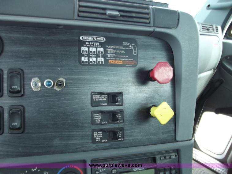 image for item D3768 2005 Freightliner Columbia CL120 semi truck