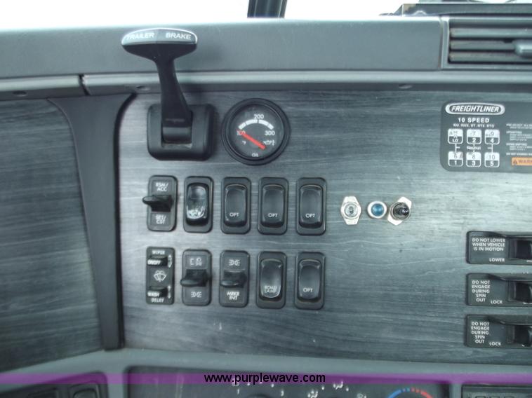 image for item D3768 2005 Freightliner Columbia CL120 semi truck