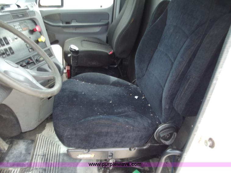 image for item D3768 2005 Freightliner Columbia CL120 semi truck