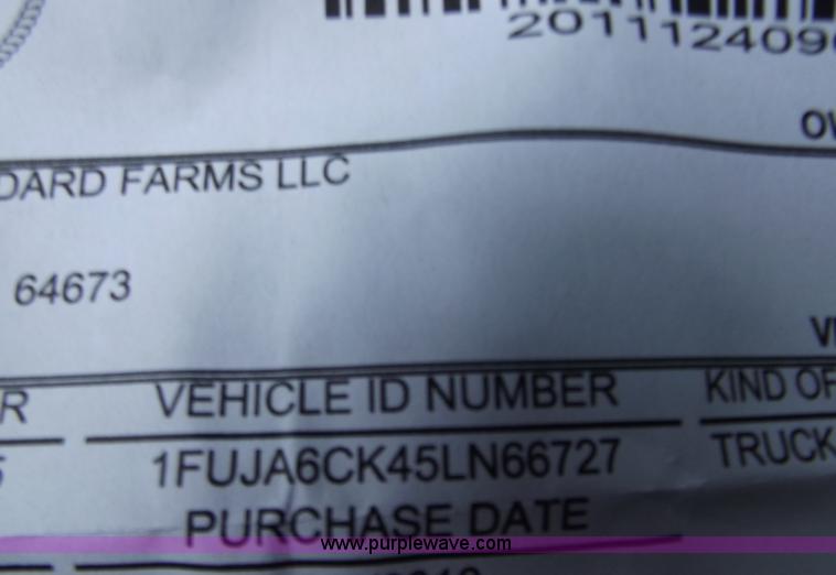 image for item D3768 2005 Freightliner Columbia CL120 semi truck