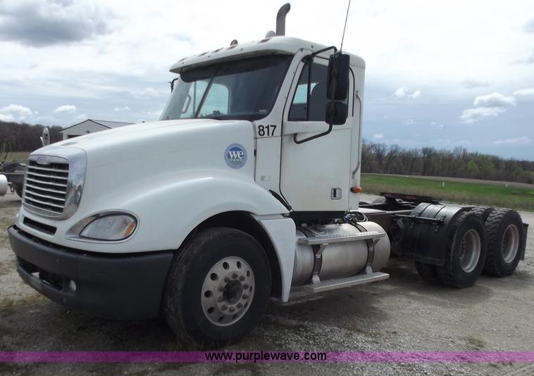 image for item D3769 2003 Freightliner Columbia CL120 semi truck