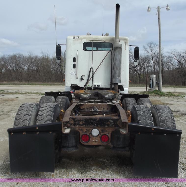 image for item D3769 2003 Freightliner Columbia CL120 semi truck