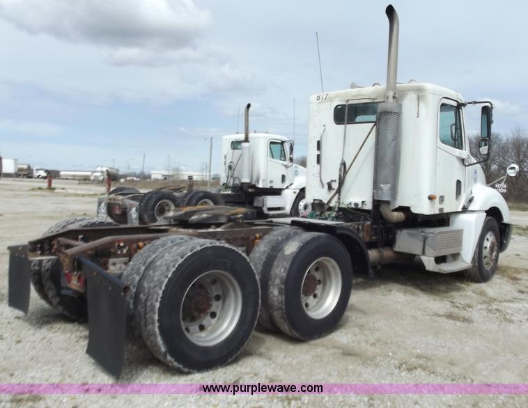 image for item D3769 2003 Freightliner Columbia CL120 semi truck