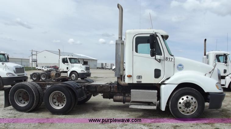 image for item D3769 2003 Freightliner Columbia CL120 semi truck