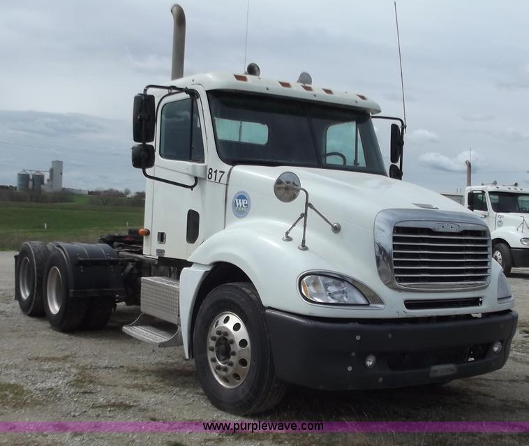 image for item D3769 2003 Freightliner Columbia CL120 semi truck