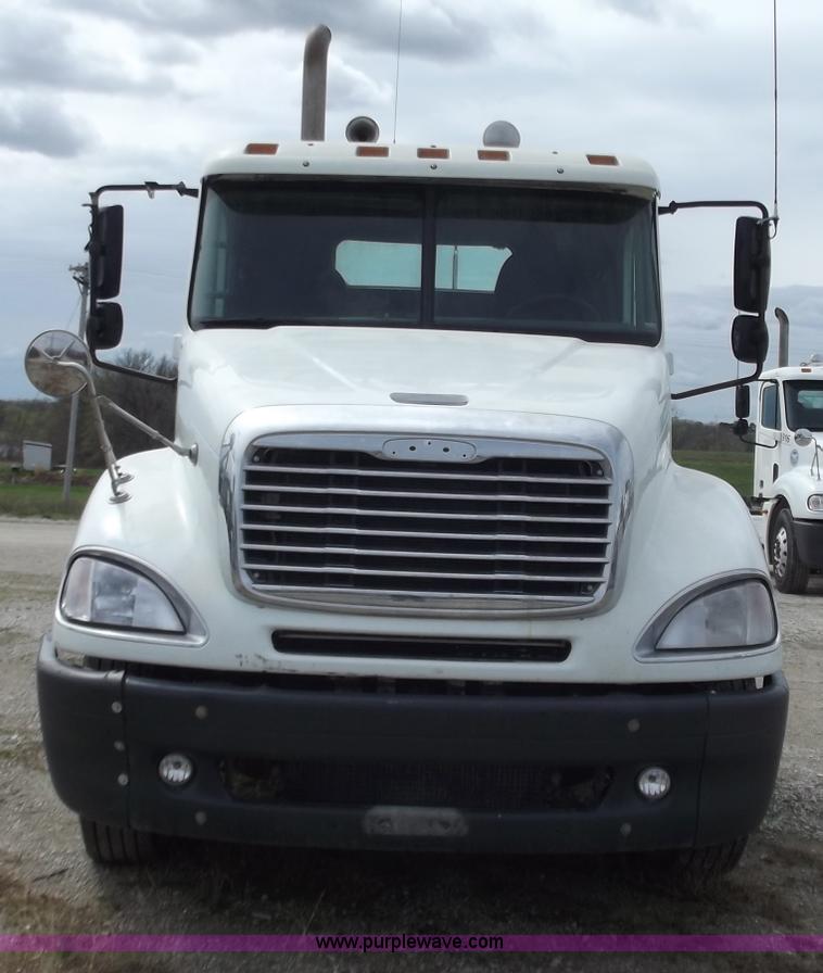 image for item D3769 2003 Freightliner Columbia CL120 semi truck