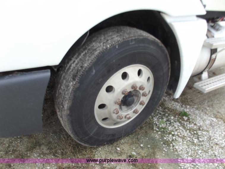 image for item D3769 2003 Freightliner Columbia CL120 semi truck