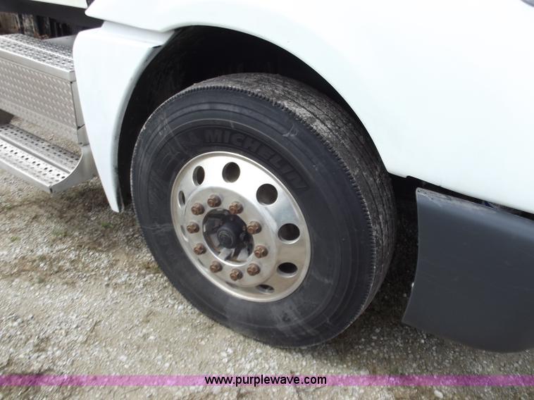 image for item D3769 2003 Freightliner Columbia CL120 semi truck