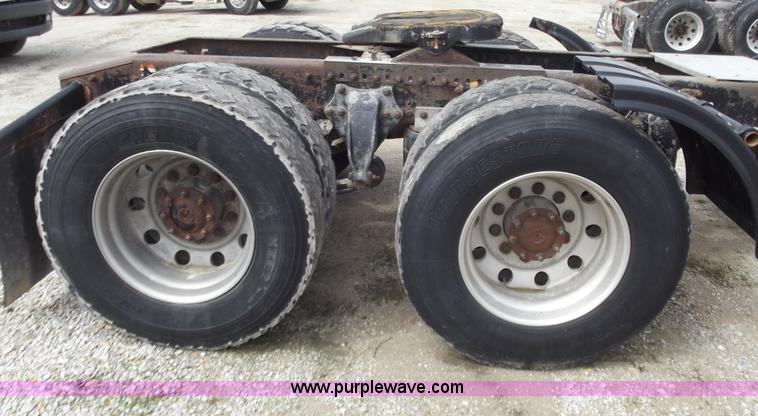 image for item D3769 2003 Freightliner Columbia CL120 semi truck