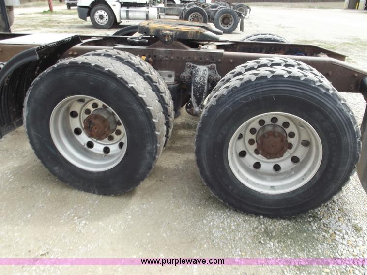 image for item D3769 2003 Freightliner Columbia CL120 semi truck