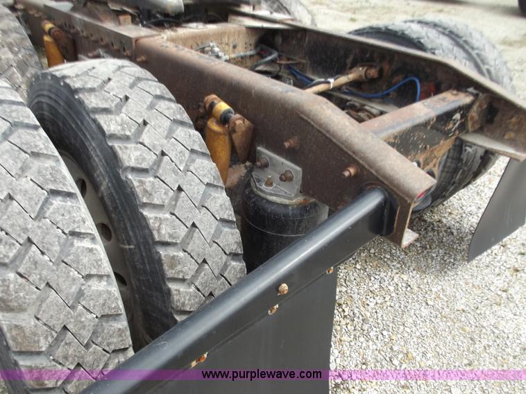 image for item D3769 2003 Freightliner Columbia CL120 semi truck