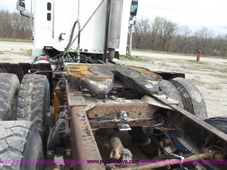 image for item D3769 2003 Freightliner Columbia CL120 semi truck