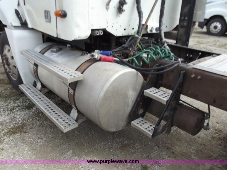 image for item D3769 2003 Freightliner Columbia CL120 semi truck