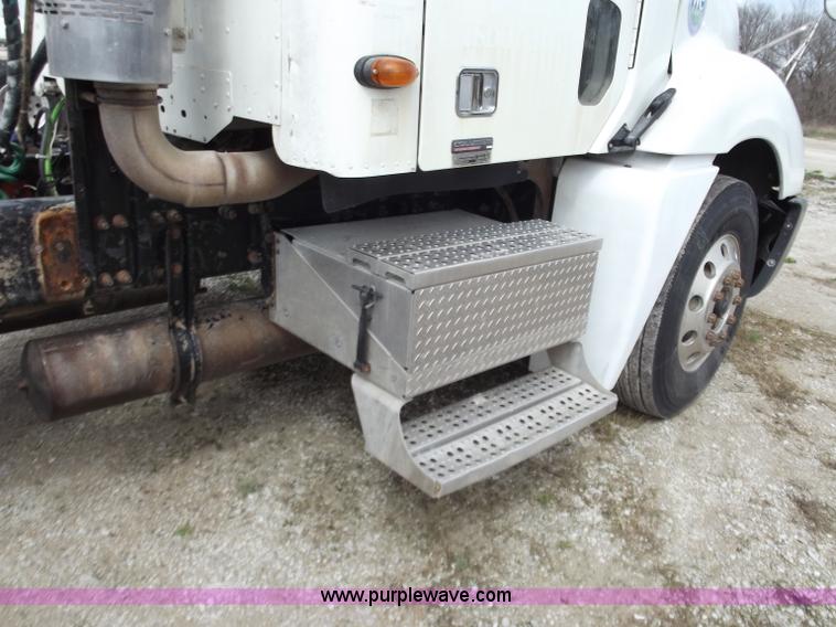 image for item D3769 2003 Freightliner Columbia CL120 semi truck