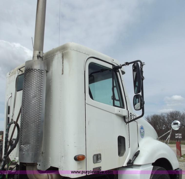 image for item D3769 2003 Freightliner Columbia CL120 semi truck
