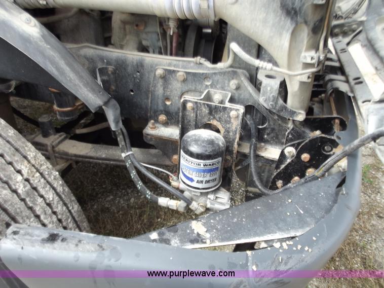 image for item D3769 2003 Freightliner Columbia CL120 semi truck