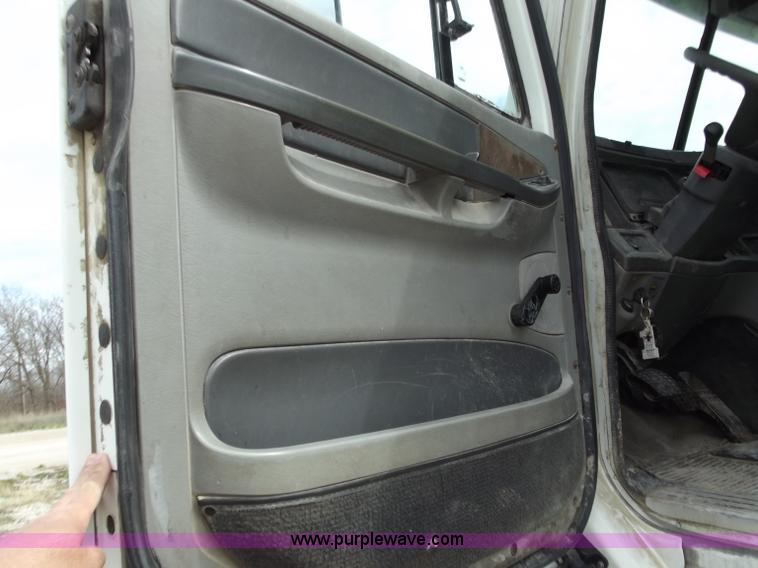 image for item D3769 2003 Freightliner Columbia CL120 semi truck