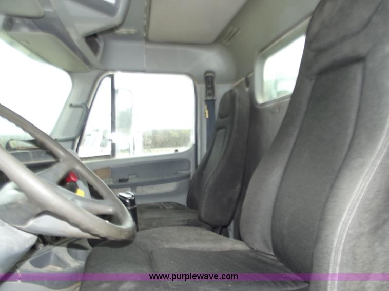 image for item D3769 2003 Freightliner Columbia CL120 semi truck