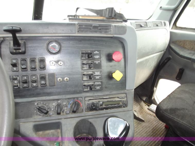 image for item D3769 2003 Freightliner Columbia CL120 semi truck