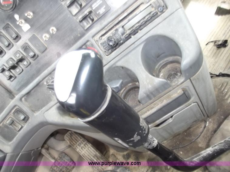 image for item D3769 2003 Freightliner Columbia CL120 semi truck