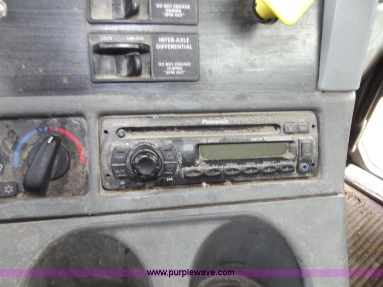 image for item D3769 2003 Freightliner Columbia CL120 semi truck