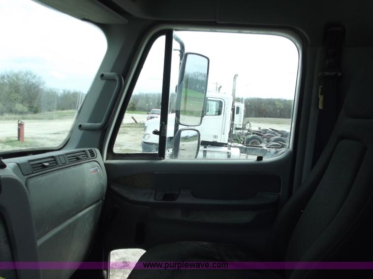 image for item D3769 2003 Freightliner Columbia CL120 semi truck