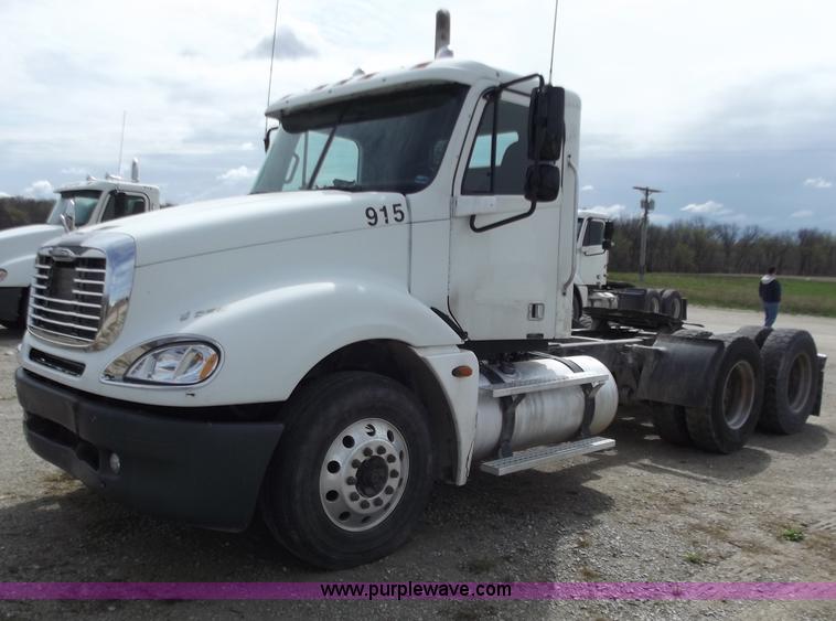 image for item D3770 2005 Freightliner Columbia CL120 semi truck