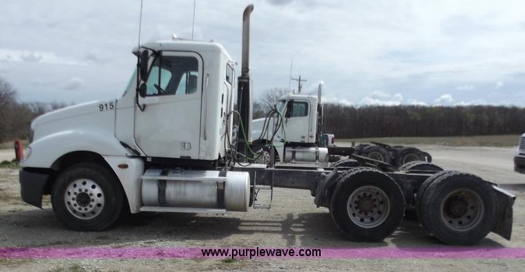 image for item D3770 2005 Freightliner Columbia CL120 semi truck