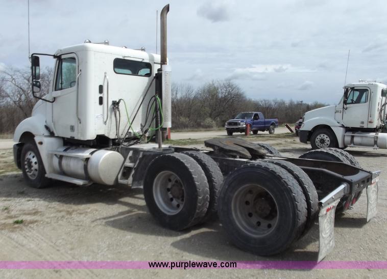 image for item D3770 2005 Freightliner Columbia CL120 semi truck