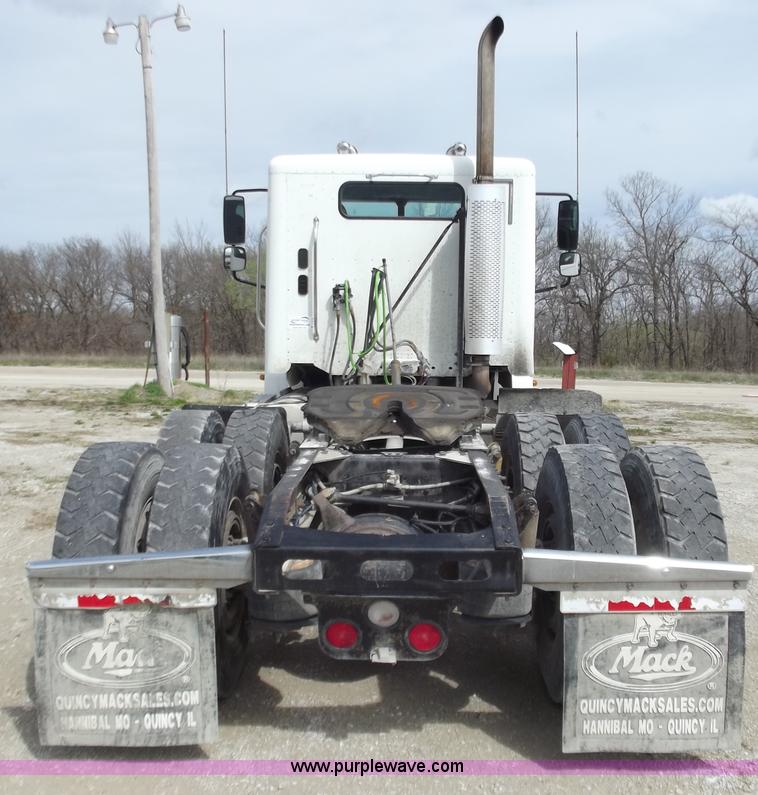 image for item D3770 2005 Freightliner Columbia CL120 semi truck