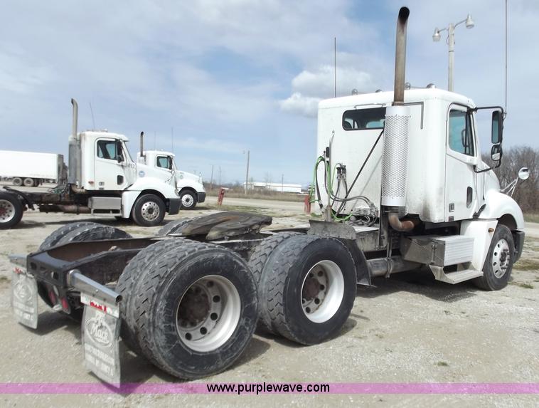 image for item D3770 2005 Freightliner Columbia CL120 semi truck