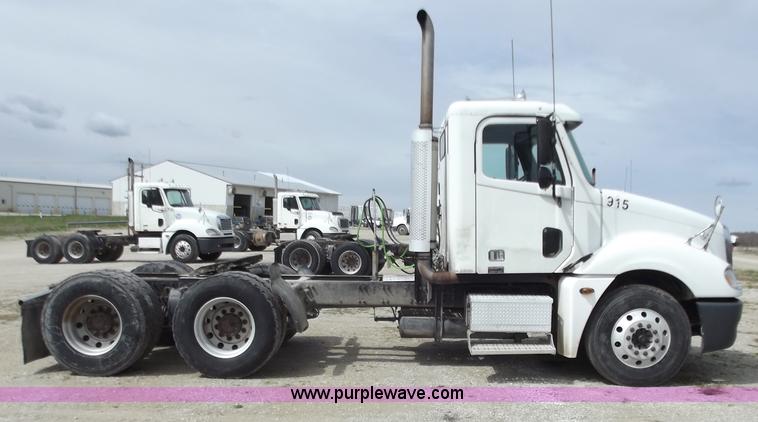 image for item D3770 2005 Freightliner Columbia CL120 semi truck