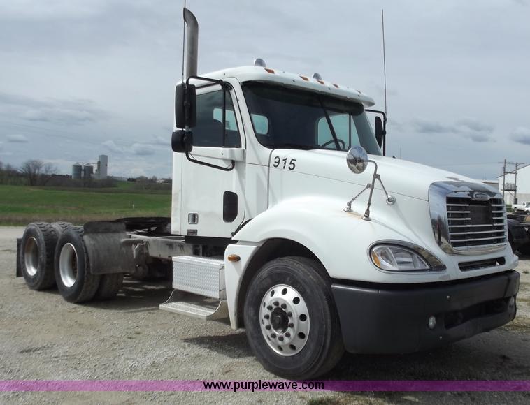 image for item D3770 2005 Freightliner Columbia CL120 semi truck