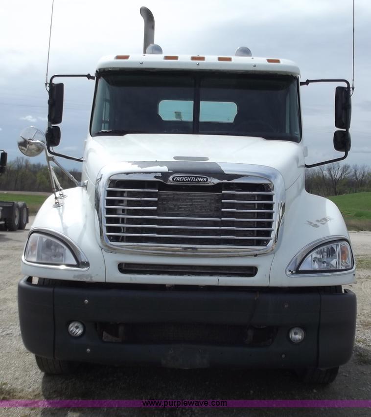 image for item D3770 2005 Freightliner Columbia CL120 semi truck